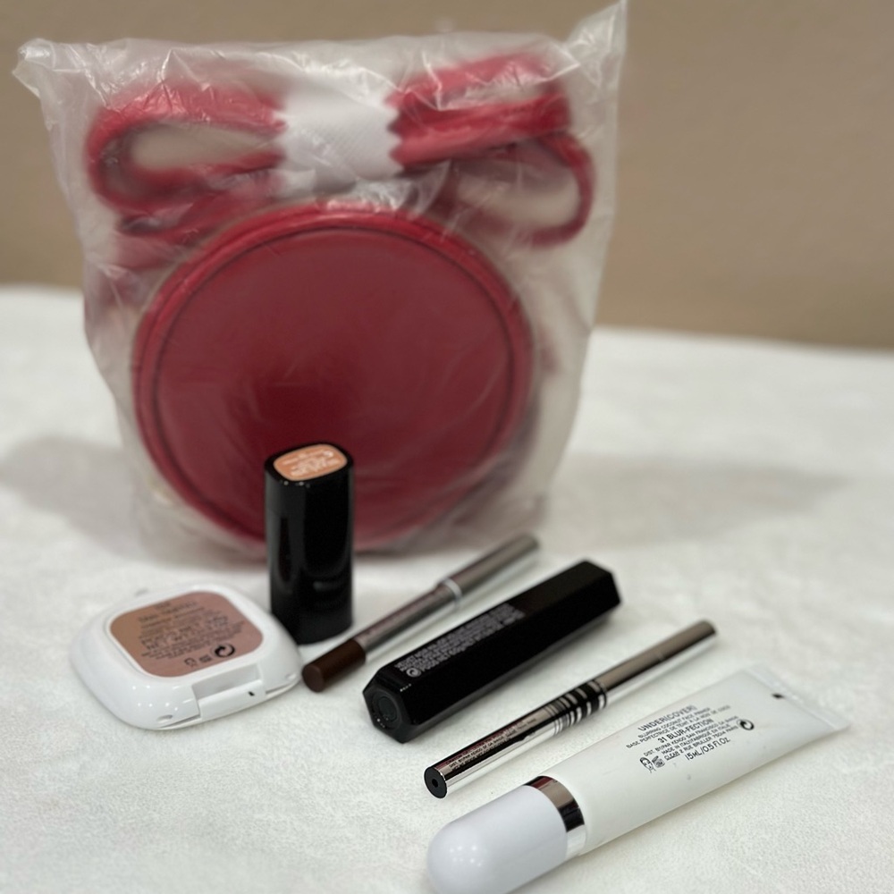 Marc Jacobs Patent Leather Bag with make-up - Picture 4 of 4